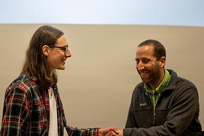 Student 奥斯卡加, 数学优秀奖的获得者, 在学术颁奖典礼上与Gil Rosenberg教授握手, 2022年春季.